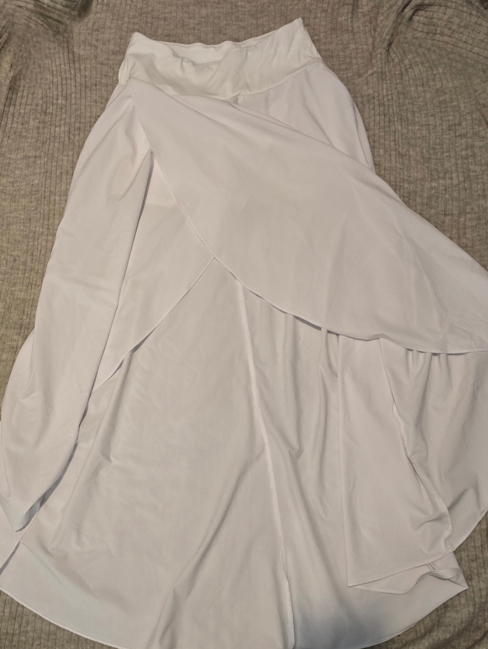 HALARA High Waisted Flowy Maxi Skirt. Size XS - Picture 4 of 7